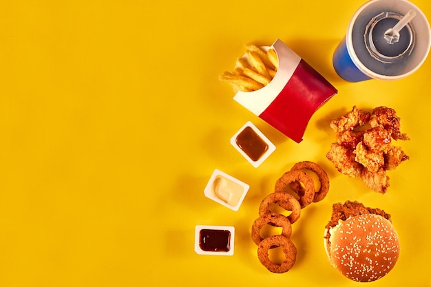 Foto draufsicht hamburger pommes frites und brathähnchen auf gelbem hintergrund kopieren sie platz für ihren text