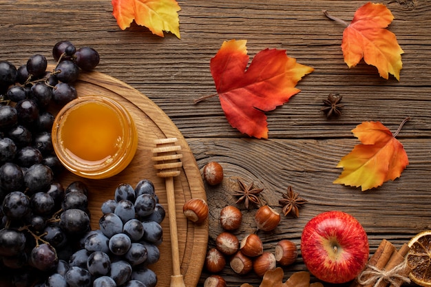 Draufsicht Herbstlaub und Essen