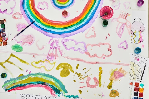 Draufsicht Hintergrundbild der Kinderzeichnung mit Regenbogen im Kunst- und Handwerksunterricht am Osterkopierraum