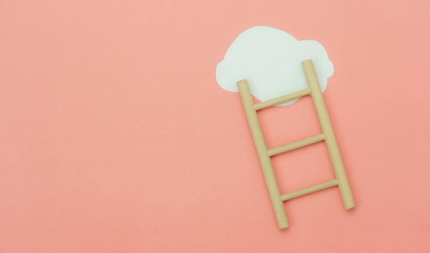 Foto draufsicht holzleiter mit wolke wie stufentreppe