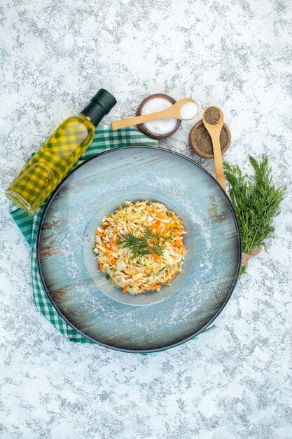 Draufsicht Hühnersalat Innenteller auf der hellen Oberfläche