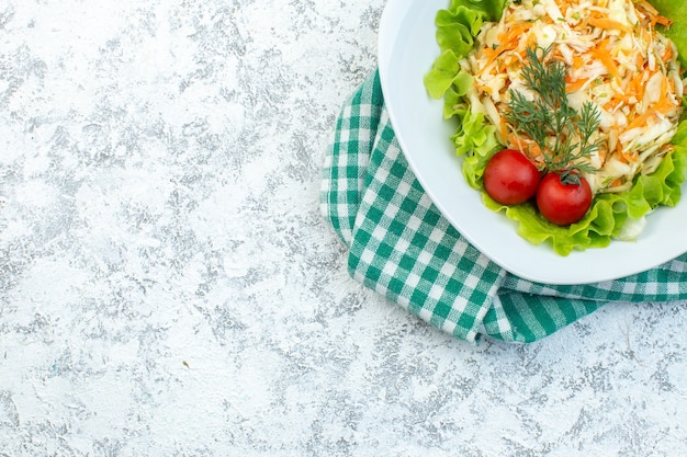 Draufsicht Hühnersalat mit grünem Salat Innenteller auf heller Oberfläche