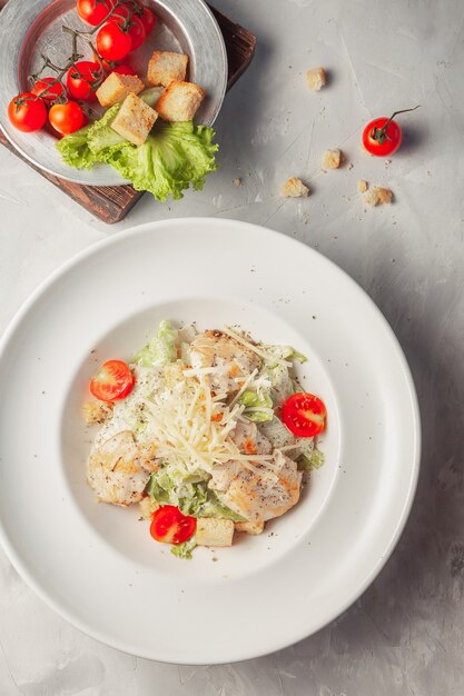 Draufsicht Huhn Caesar Salat auf grauem Hintergrund