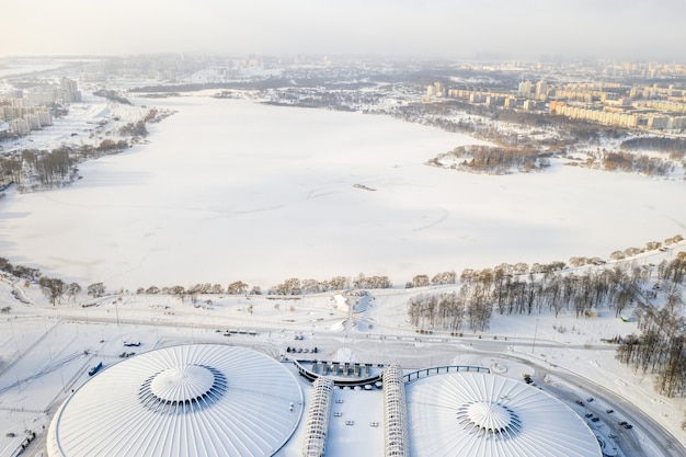 Draufsicht im Winter eines modernen Sportkomplexes mit Parkplatz in Minsk. Weißrussland