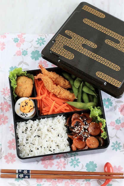 Draufsicht Japanische Bento-Lunchbox mit Gemüse-Nugget-Wurst Edamame und Tempura