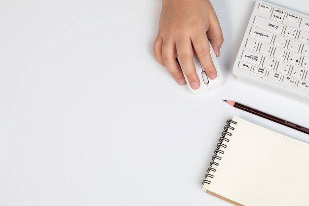 Draufsicht Jungen Hand mit Tastatur und Maus