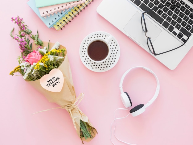 Draufsicht Kaffee und Blumen