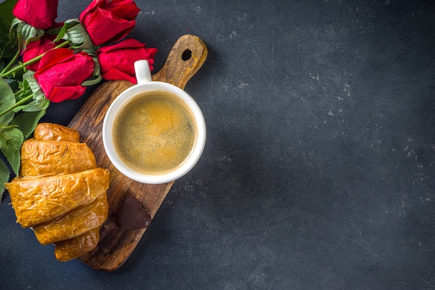 Draufsicht Kaffee und Croissant auf Tisch