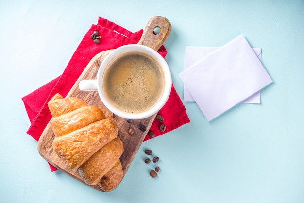 Draufsicht Kaffee und Croissant auf Tisch