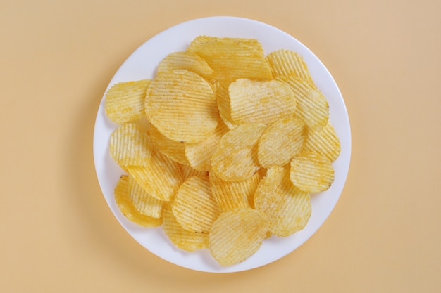 Draufsicht Kartoffelchips in einem Teller