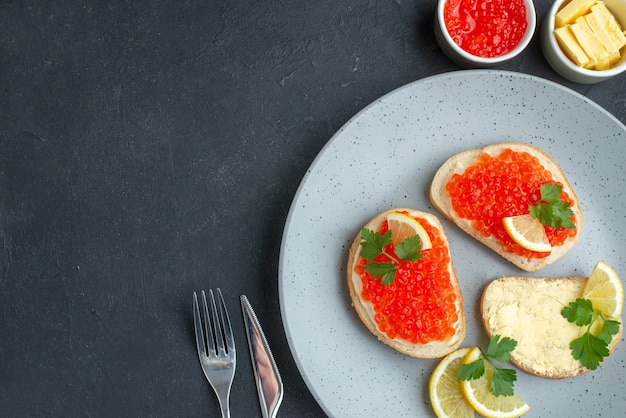 Draufsicht Kaviar-Sandwiches mit Zitrone und Käse auf der dunklen Oberfläche