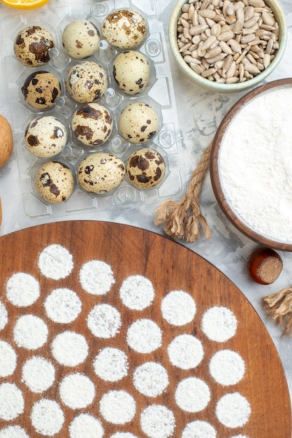 Draufsicht kleiner runder Teig um Eier Geleemehl und dunkles Brot auf weißem Hintergrund backen Kuchen Kuchenfarbe Eimilch Frühstück Hotcake Ofen