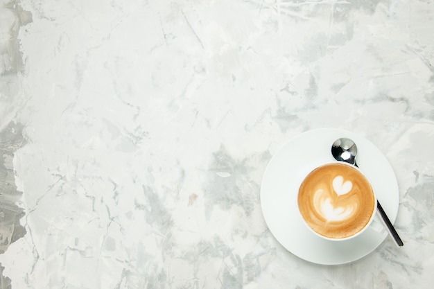 Draufsicht köstliche Cappuccino Tasse Kaffee auf weißem Hintergrund Americano Dessert Tee Keks Kuchen Espresso süßer Keks Freiraum