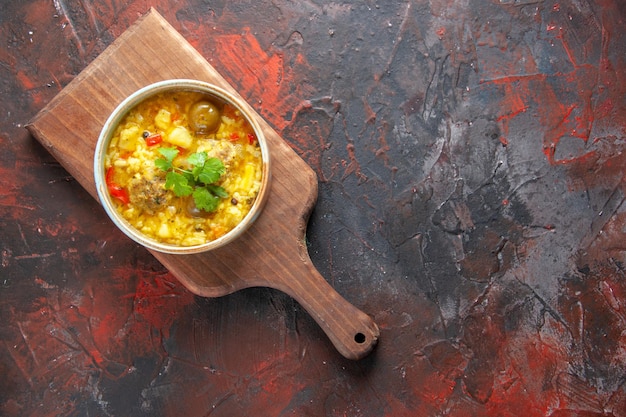 Draufsicht köstliche Fleischsuppe in kleinem Teller auf Schneidebrett dunkler Hintergrund Gemüsegericht Mahlzeit Küche Essen Fleisch kochen Abendessen kochen freien Platz