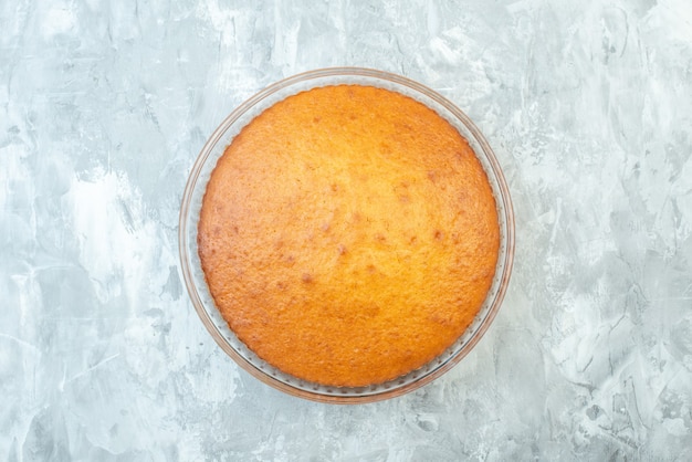 Draufsicht köstliche gebackene Torte auf weißem Hintergrund Kekskuchen Ofen backen süßen Teig Zuckerkuchen Dessert