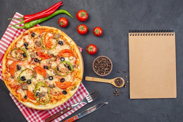 Draufsicht köstliche Käsepizza mit Olivenpfeffer und Tomaten auf dunkler Oberfläche
