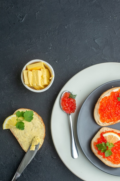 Draufsicht köstliche Kaviar-Sandwiches im Teller mit Käse auf dunkler Oberfläche