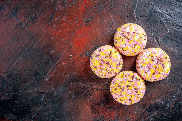 Draufsicht köstliche Kekse auf dunkelrotem Hintergrund horizontaler Kuchenkeks Zuckertee süßer Kuchen