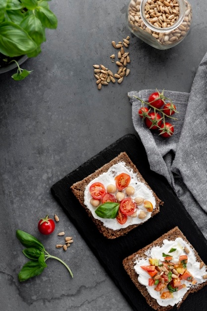 Foto draufsicht köstliche toastscheiben mit kirschtomaten