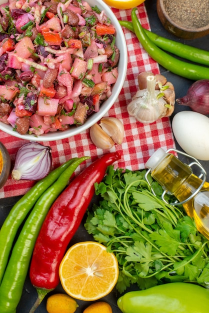 Draufsicht köstliche Vinaigrette mit Grüns und frischem Gemüse auf dem dunklen Hintergrund Mahlzeit Salat Diät Essen Mittagessen Farbe Gesundheit reif