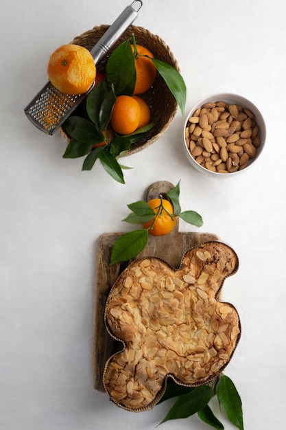 Draufsicht köstlicher Kuchen und Mandarinen