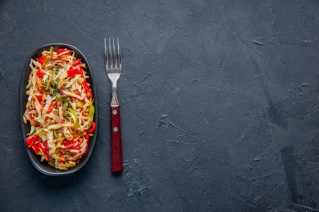 Draufsicht köstlicher Pfeffersalat in langer Platte mit Gabel dunklem Hintergrundgericht Mahlzeit Diätnahrung horizontale Gesundheit Brotfarben