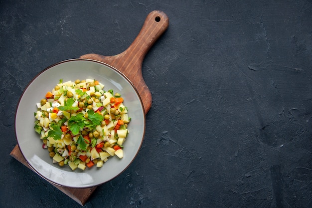 Draufsicht köstlicher Salat mit Bohnenkartoffeln und Eiern im Inneren des Tellers dunkler Hintergrund Mahlzeit Diätkost horizontale Farbe Restaurantküche Gesundheitsfreier Ort