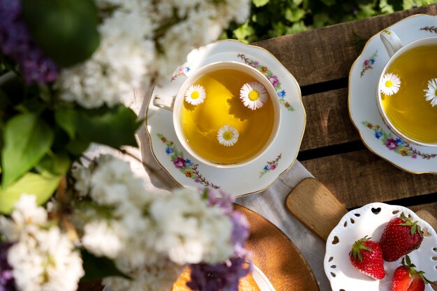 Foto draufsicht köstlicher tee und blumen