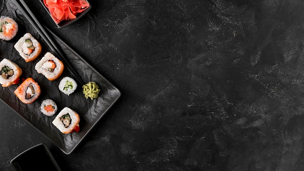 Draufsicht köstliches Sushi mit Kopierraum