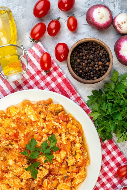 Draufsicht köstliches Tomatenomelett mit Grüns und frischem Gemüse auf weißem Hintergrund Morgenfrühstücksbrotmilch