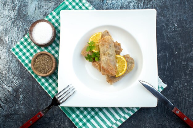 Draufsicht Kohl Dolma mit Gewürzen auf dunklem Hintergrund Farbe Mahlzeit Küche Abendessen Kalorien Gericht Fleisch Essen Kochen