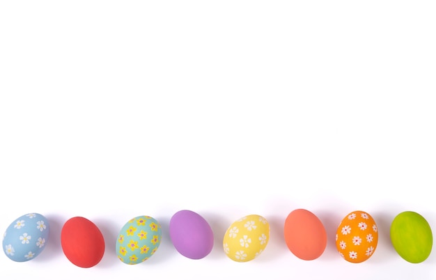Draufsicht. Kreatives Layout Ostern malen bunte Eier verschiedene Muster handgemacht auf lokalisiertem weißem Hintergrund. Kopierraum.