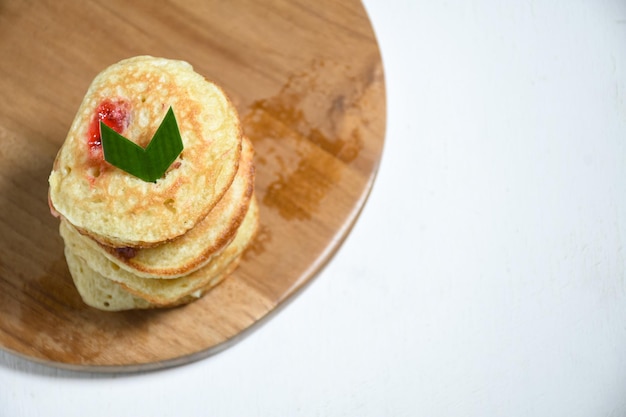 Draufsicht Kue Khamir oder Khamir Kuchen auf Holzplatte. Khamir-Kuchen ist ein traditioneller Snack aus Pemalang