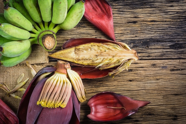 Draufsicht kultivierte Bananen- und Bananenblüte auf dem Tisch