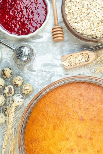 Draufsicht lecker gebackener Kuchen mit Eiern und Mehl auf weißem Hintergrund Zucker backen Teigkuchen Dessertkuchen süßer Keks