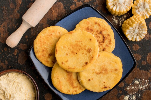 Foto draufsicht leckere arepas auf teller