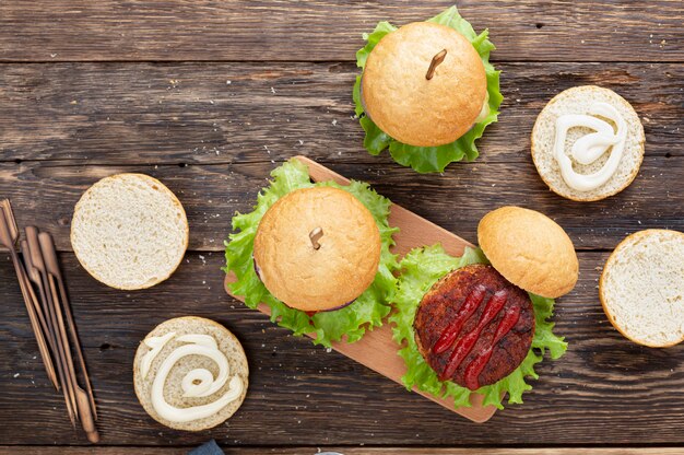 Draufsicht leckere Burger mit gegrilltem Schnitzel