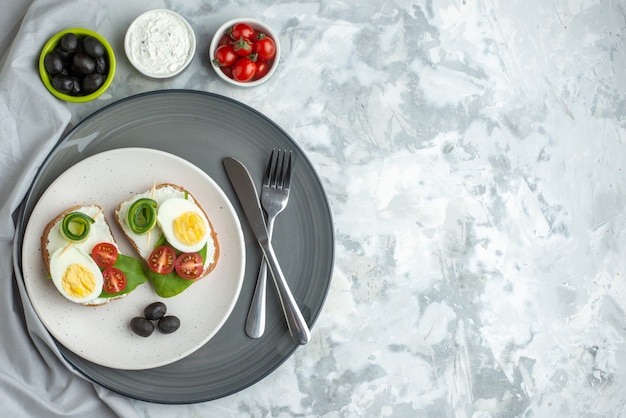 Draufsicht leckere Eiersandwiches mit Besteck auf weißer Oberfläche Burger Mittagessen Mahlzeit Brot Essen Gesundheit Sandwich Diät Freier Raum