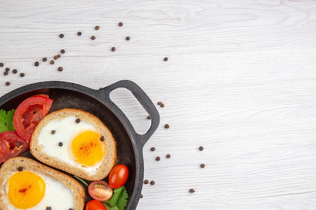 Draufsicht leckere Eiertoasts mit Tomaten in der Pfanne auf weißem Hintergrund Frühstück Mittagessen Farbe Salat Essen Mahlzeit Freiraum