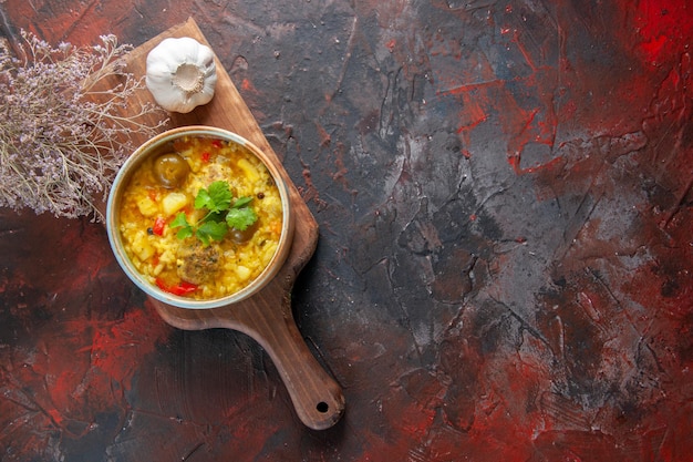 Draufsicht leckere Fleischsuppe in kleinem Teller auf Schneidebrett dunkler Hintergrund Gemüsegericht Fleisch kochen Essen Küche Mahlzeit kochen Abendessen freier Raum