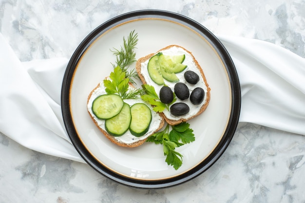 Draufsicht leckere Gemüsesandwiches mit Oliven im Teller auf weißer Oberfläche Essen Mahlzeit Diät horizontale Abendessen Gesundheit