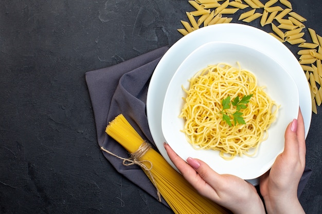 Draufsicht leckere italienische Pasta gekochtes Gericht im Teller auf dunklem Hintergrund Essen Pasta Abendessen Mahlzeit Kochen Farbe Küche Dunkelheit