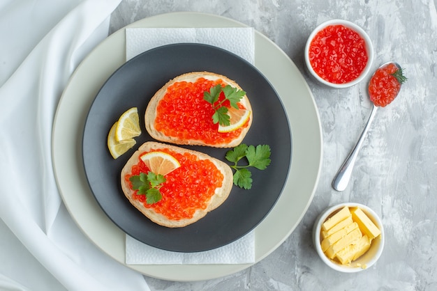 Draufsicht leckere Kaviar-Sandwiches im Teller auf weißer Oberfläche Snack Brot Frühstück Abendessen Fisch Essen Toast Mahlzeit Gericht meal