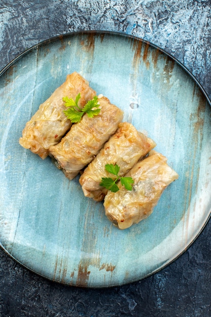 Draufsicht leckere Kohl-Dolma mit Hackfleisch im Teller auf grauem Hintergrund Eisfarbe Essen Mahlzeit Gericht Kalorien Öl Küche Brot