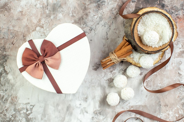 Draufsicht leckere Kokosbonbons auf hellem Hintergrund Goodie Farbe süßer Kuchen Urlaub Zucker Valentinstag Geschenk Liebe