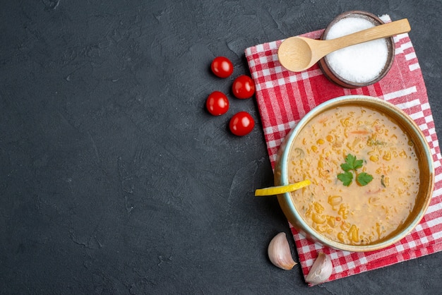 Draufsicht leckere Linsensuppe mit Tomaten und Salz auf dunkler Oberfläche