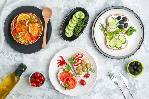 Draufsicht leckere Sandwiches mit frischem Gemüsesalat auf weißem Hintergrund Essen Gesundheit Mahlzeit Brot Mittagessen horizontaler Toast Burger