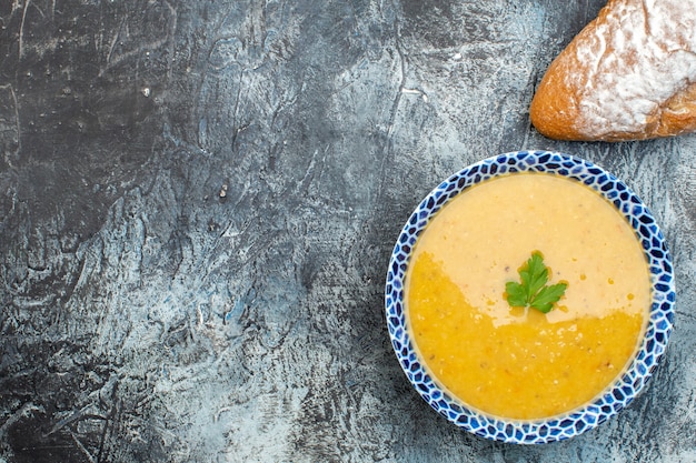 Draufsicht leckere Suppe im Teller auf grauem Hintergrund Küche Foto Mahlzeit Abendessen Pfeffer Gericht Farbe Gemüse