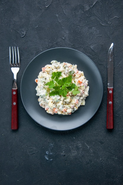 Draufsicht leckerer Hühnersalat mit verschiedenem gekochtem Gemüse und Mayonnaise im Teller auf dunkler Oberfläche Lebensmittelfarben horizontale Dinerküche