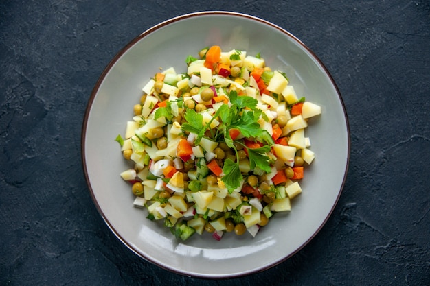 Draufsicht leckerer Salat besteht aus Eiern Bohnen Kartoffeln und Karotten auf dunkler Oberfläche Gesundheit Mittagessen horizontale Lebensmittel Mahlzeit Farbe Küche Brot